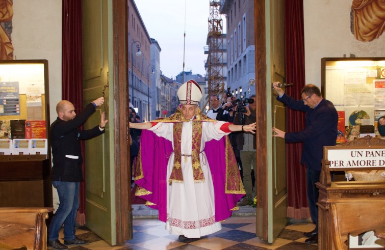 Mons. Andrea Bruno Mazzocato apre la Porta santa della cattedrale (Udine)