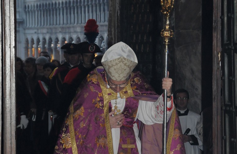 Mons. Francesco Moraglia apre la Porta santa della basilica di San Marco (Venezia)