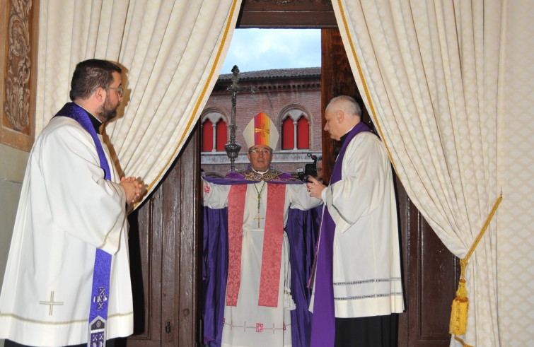 Mons. Giancarlo Vecerrica apre la Porta santa della cattedrale - Fabriano