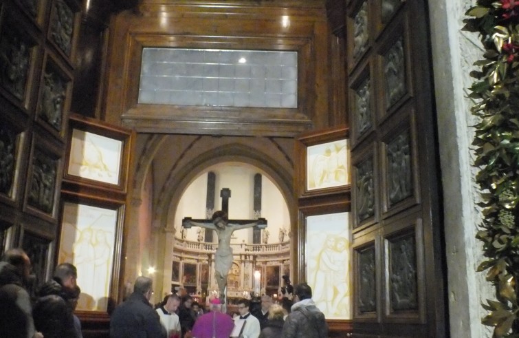 Mons. Beniamino Pizziol apre la Porta santa della cattedrale - Vicenza