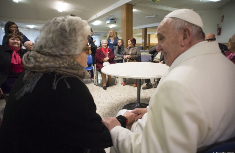 Papa Francesco visita 33 anziani ricoverati presso la Casa di riposo Bruno Buozzi, in via di Torre Spaccata, alla periferia Est di Roma (15 gennaio 2016)