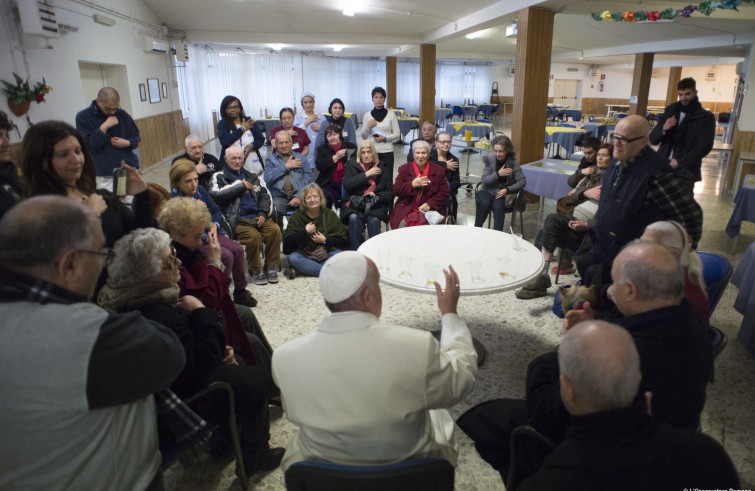 Papa Francesco visita 33 anziani ricoverati presso la Casa di riposo Bruno Buozzi, in via di Torre Spaccata, alla periferia Est di Roma (15 gennaio 2016)