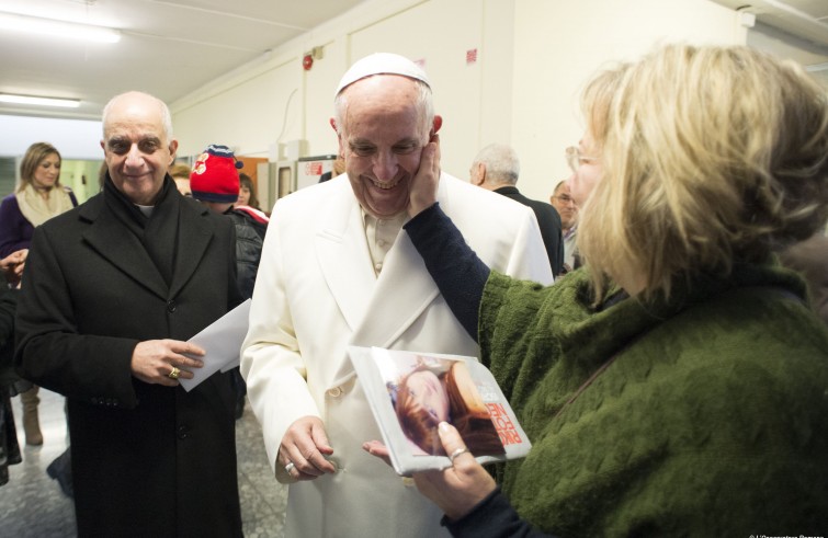 Papa Francesco visita 33 anziani ricoverati presso la Casa di riposo Bruno Buozzi, in via di Torre Spaccata, alla periferia Est di Roma (15 gennaio 2016)