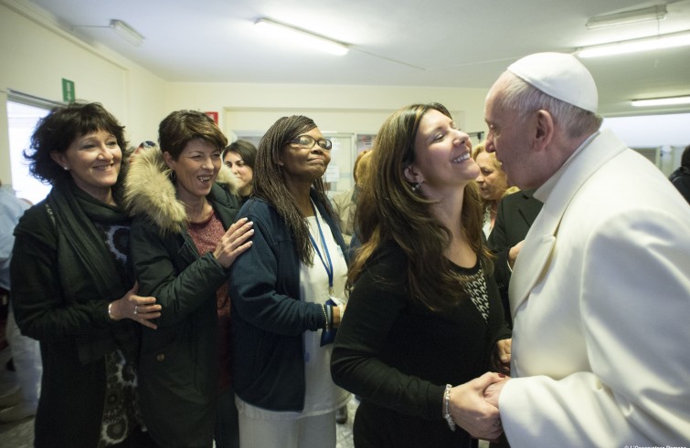 Papa Francesco visita 33 anziani ricoverati presso la Casa di riposo Bruno Buozzi, in via di Torre Spaccata, alla periferia Est di Roma (15 gennaio 2016)