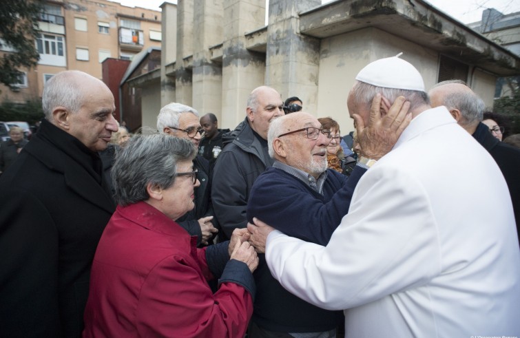 Papa Francesco visita 33 anziani ricoverati presso la Casa di riposo Bruno Buozzi, in via di Torre Spaccata, alla periferia Est di Roma (15 gennaio 2016)