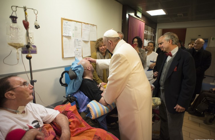 Papa Francesco visita Casa Iride - nella periferia Est di Roma - una struttura dove abitano 6 malati in stato vegetativo, assistiti dai loro familiari (15 gennaio 2016)