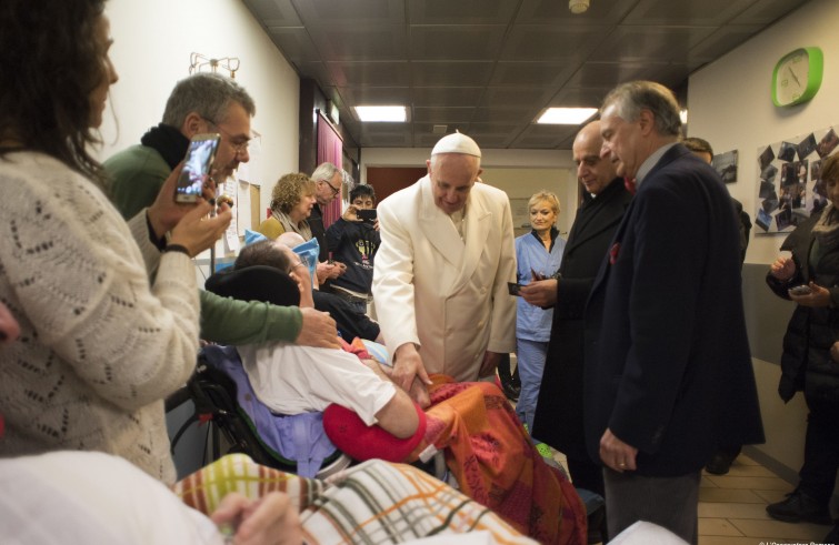 Papa Francesco visita Casa Iride - nella periferia Est di Roma - una struttura dove abitano 6 malati in stato vegetativo, assistiti dai loro familiari (15 gennaio 2016)