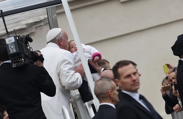 Piazza San Pietro, 30 gennaio 2016: Udienza giubilare Papa Francesco - Papa Francesco bacia una bambina