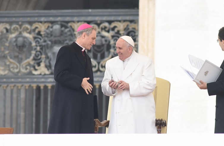 Piazza San Pietro, 30 gennaio 2016: Udienza giubilare Papa Francesco - Papa Francesco ride con mons. Georg Gänswein