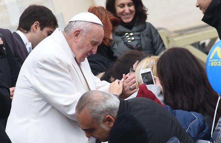 Piazza San Pietro, 30 gennaio 2016: Udienza giubilare Papa Francesco - Papa Francesco saluta malati