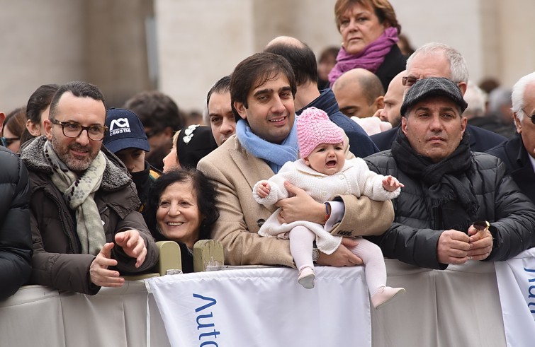 Piazza San Pietro, 30 gennaio 2016: Udienza giubilare Papa Francesco - papà e figlia piange