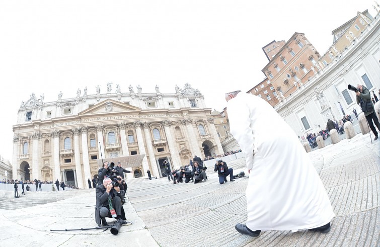 Piazza San Pietro, 30 gennaio 2016: Udienza giubilare Papa Francesco - Papa Francesco sale verso la Basilica di San Pietro