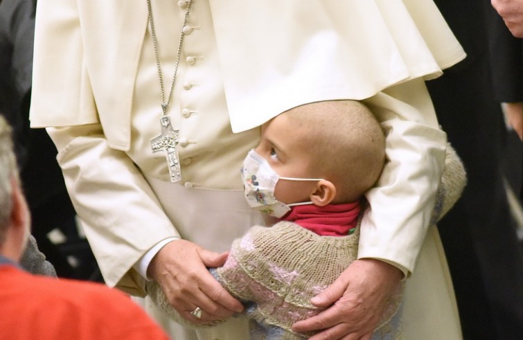 Vaticano, 13 gennaio 2016: Udienza generale di Papa Francesco in Aula Paolo VI - Papa Francesco abbraccia una bambina tra gli ammalati