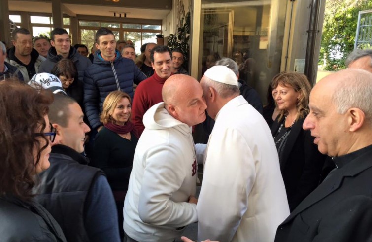 Papa Francesco visita a sorpresa i tossicodipendenti del Ceis (26 febbraio 2016)