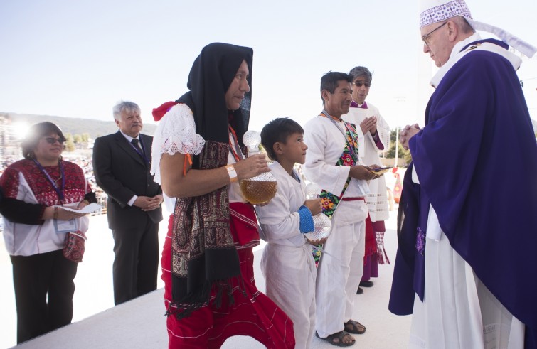 Viaggio apostolico in Messico Papa Francesco celebra la Santa Messa con le comunità indigene del Chiapas nel Centro sportivo municipale