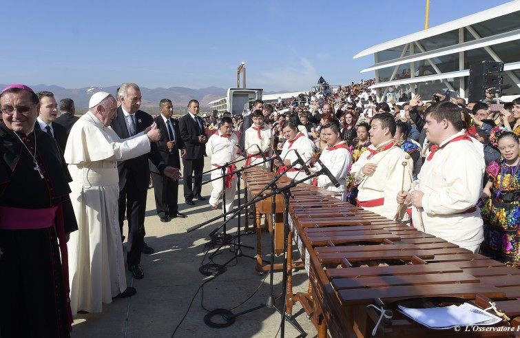 Viaggio apostolico in Messico Papa Francesco celebra la Santa Messa con le comunità indigene del Chiapas nel Centro sportivo municipale