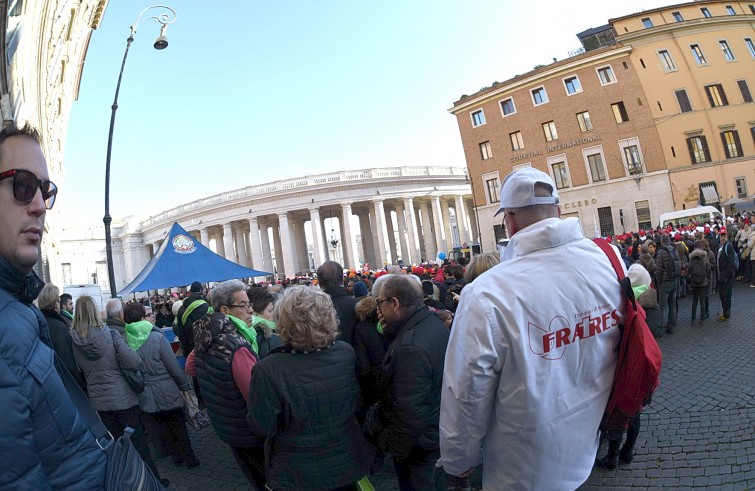 Piazza San Pietro, 20 febbraio 2016: Udienza giubilare Papa Francesco - fila donatori di sangue e gazebo Unitalsi