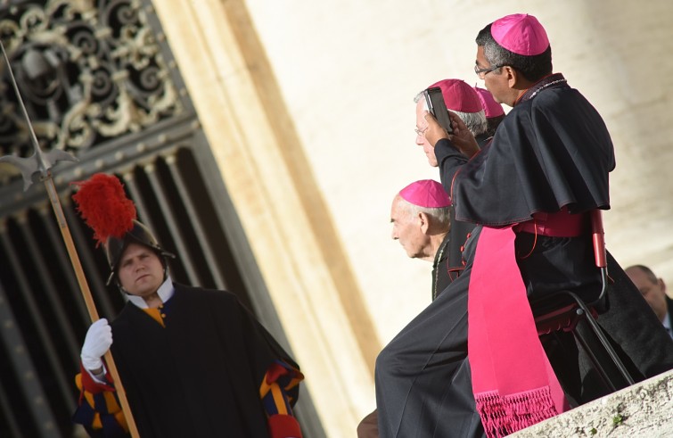 Piazza San Pietro, 10 febbraio2016: Udienza generale Papa Francesco - Vescovo fotografa guardia svizzera