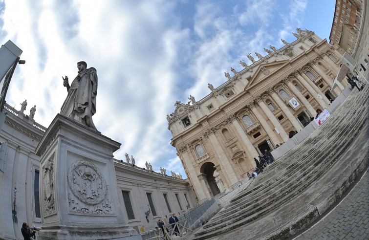 Piazza San Pietro, 10 febbraio2016: Udienza generale Papa Francesco - Statua San Pietro e Basilica