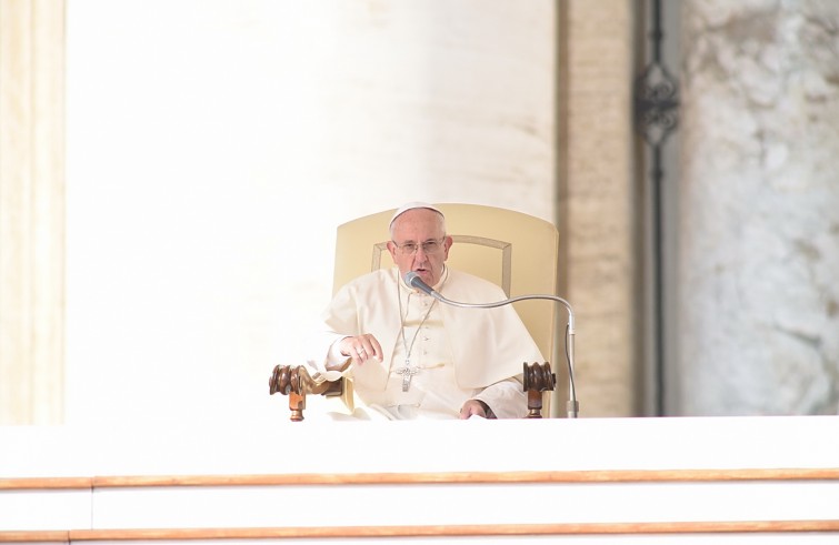 Piazza San Pietro, 24 febbraio2016: Udienza generale Papa Francesco - Papa Francesco indica verso il basso