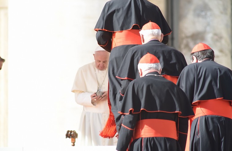 Piazza San Pietro, 24 febbraio2016: Udienza generale Papa Francesco - Cardinali salutano Papa Francesco