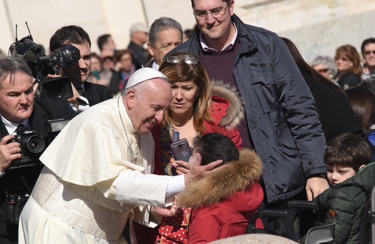 Piazza San Pietro, 24 febbraio 2016: Udienza generale Papa Francesco - Papa Francesco saluta i malati