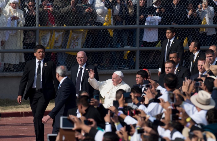 Papa Francesco celebra la messa con sacerdoti, religiose, religiosi, consacrati e seminaristi (Messico, 16 febbraio 2016)