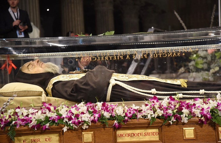 Roma, 3 febbraio 2016: San Pio da Pietralcina nella Basilica di San Lorenzo fuori le mura