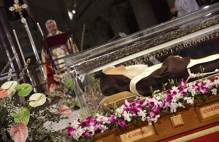 Roma, 3 febbraio 2016: San Pio da Pietralcina nella Basilica di San Lorenzo fuori le mura