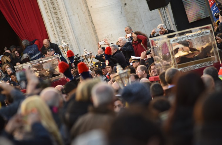 Roma, 5 febbraio 2016: processione di San Leopoldo e San Pio verso la Basilica di San Pietro