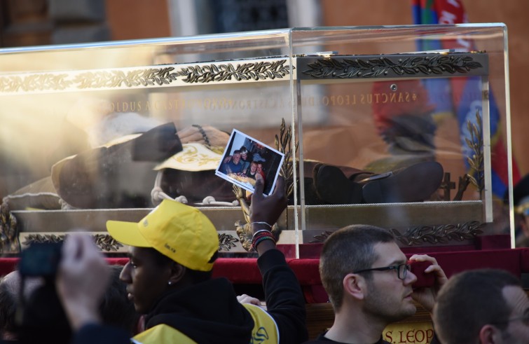 Roma, 5 febbraio 2016: processione di San Leopoldo e San Pio verso la Basilica di San Pietro