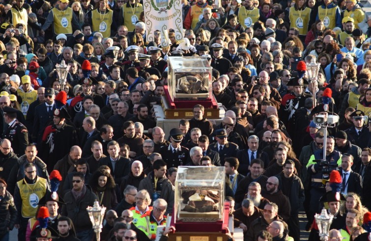 Roma, 5 febbraio 2016: processione di San Leopoldo e San Pio verso la Basilica di San Pietro