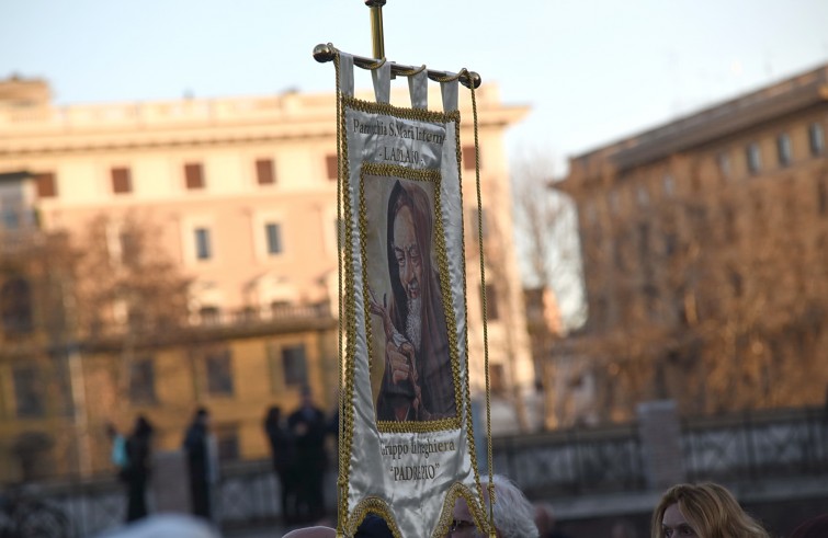 Roma, 5 febbraio 2016: processione di San Leopoldo e San Pio verso la Basilica di San Pietro