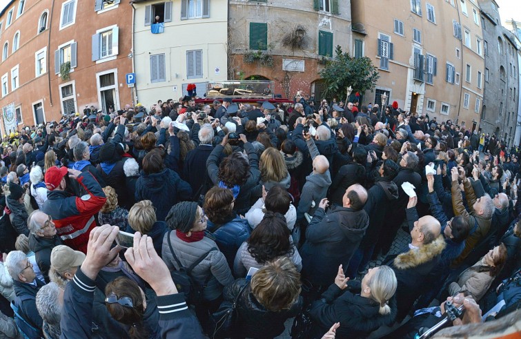 Roma, 5 febbraio 2016: processione di San Leopoldo e San Pio verso la Basilica di San Pietro