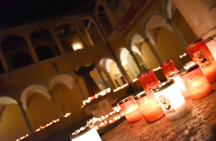 Roma, 4 febbraio 2016: San Leopoldo e San Pio nella chiesa San Salvatore in Lauro - chiostro con statua , candele