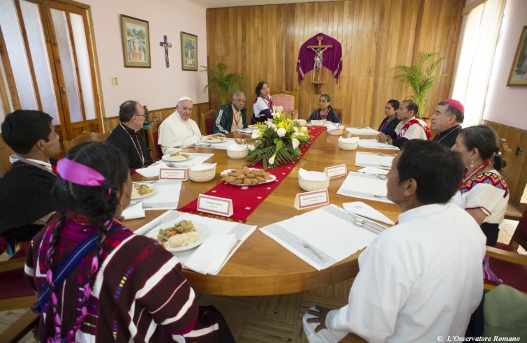 Viaggio apostolico in Messico  Papa Francesco con rappresentanti di indigeni e con il Seguito Papale