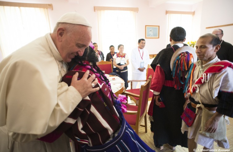 Viaggio apostolico in Messico  Papa Francesco con rappresentanti di indigeni e con il Seguito Papale