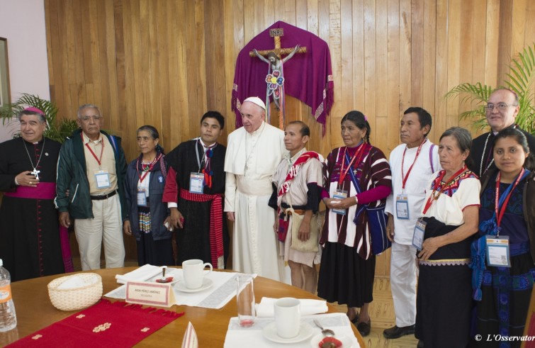 Viaggio apostolico in Messico Papa Francesco con rappresentanti di indigeni e con il Seguito Papale