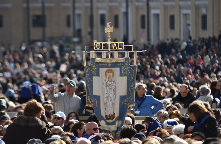 Piazza San Pietro, 12 marzo 2016: Udienza giubilare Papa Francesco - Stendardo dell'OFTAL, Opera Federativa Trasporto Ammalati Lourdes