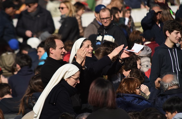 Piazza San Pietro, 12 marzo 2016: Udienza giubilare Papa Francesco - Sacerdote e suore animano giovani in Piazza San Pietro