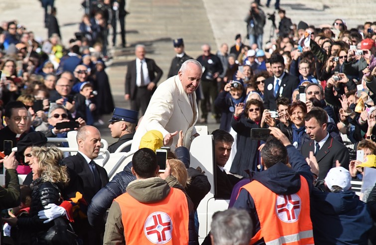 Piazza San Pietro, 12 marzo 2016: Udienza giubilare Papa Francesco - Papa Francesco stringe la mano di un fedele in Piazza San Pietro