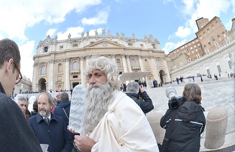 Piazza San Pietro, 16 marzo 2016: Udienza generale Papa Francesco - Figurante nei panni di Mosè con tavole dei comandamenti davanti alla Basilica di San Pietro