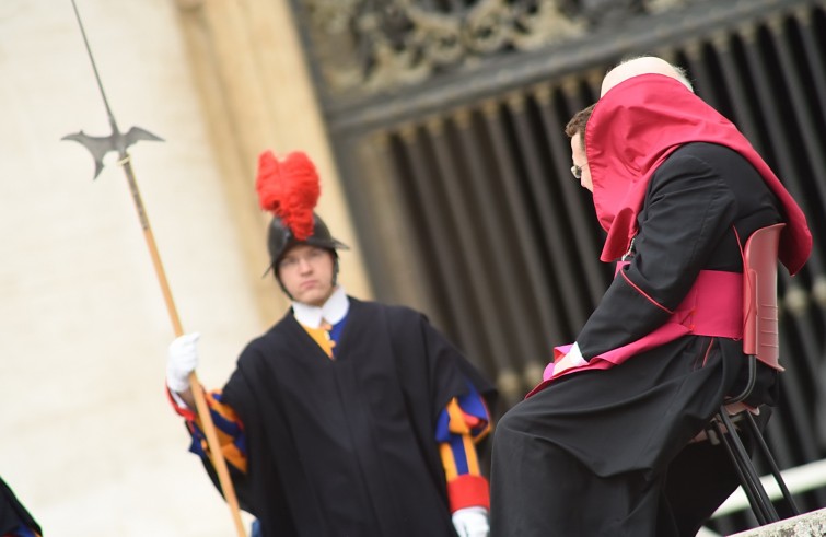 Piazza San Pietro, 23 marzo 2016: Udienza generale Papa Francesco - Folata di vento su vescovo e guardia svizzera