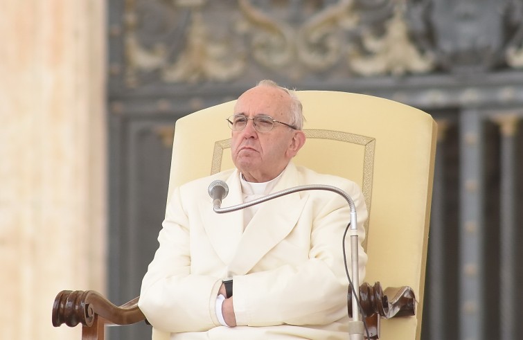 Piazza San Pietro, 23 marzo 2016: Udienza generale Papa Francesco - Papa Francesco con le mani nel cappotto per il freddo