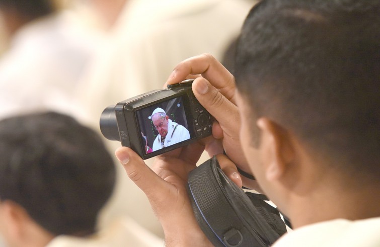 Basilica Vaticana, 24 marzo 2016: Messa del Crisma con Papa Francesco - Papa in monitor macchinetta