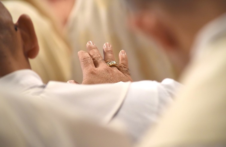 Basilica Vaticana, 24 marzo 2016: Messa del Crisma con Papa Francesco - Sacerdote impone le mani