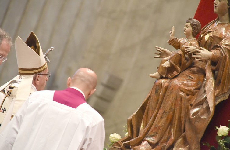 Basilica Vaticana, 24 marzo 2016: Messa del Crisma con Papa Francesco - Papa Francesco e statua della Madonna