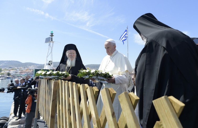 Papa Francesco, Bartolomeo I e Ieronymos lanciano in mare tre corone di fiori per le vittime delle migrazioni