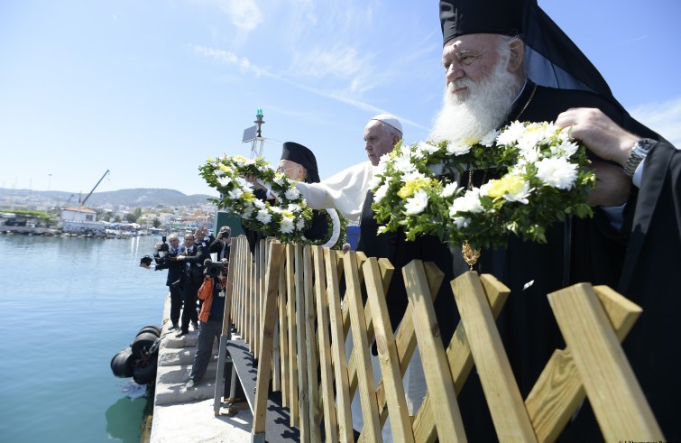 Papa Francesco, Bartolomeo I e Ieronymos lanciano in mare tre corone di fiori per le vittime delle migrazioni