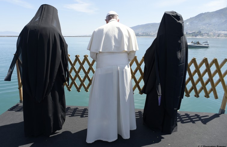 Papa Francesco, Bartolomeo I e Ieronymos lanciano in mare tre corone di fiori per le vittime delle migrazioni